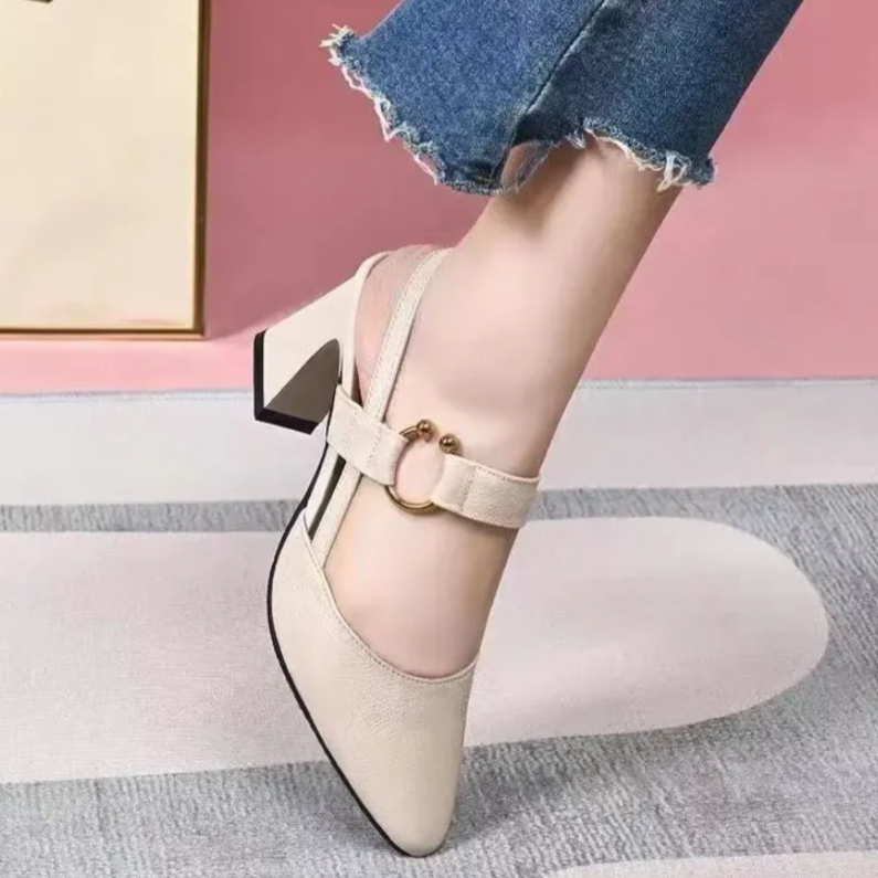 Scarpin Marie em Couro - Confortável com Salto Bloco: Deslize na maciez e sinta-se nas nuvens! (Promoção Lançamento - 50% OFF + Frete Grátis Hoje)
